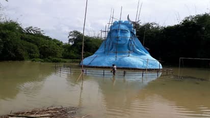 জলে ডুবে মণ্ডপ, বন্যায় পুজোর আনন্দ মাটি হওয়ার আশঙ্কায় ঘাটাল