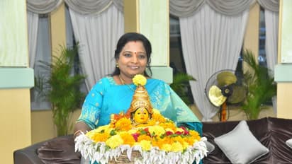 రాజభవన్ లో సందడి... గవర్నర్ తమిళిసై నోట బతుకమ్మ పాట