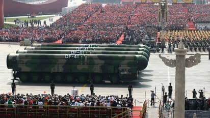 அரைமணி நேரத்தில் அமெரிக்காவையை அழிக்கும் பயங்கர ஏவுகணை...!! ராணுவ அணிவகுப்பு நடத்தி, மிரட்டிய நாடு...!!