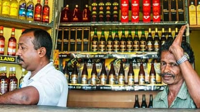 మందుబాబులకు షాక్: మద్యం రేట్లు పెంచిన తెలంగాణ సర్కార్