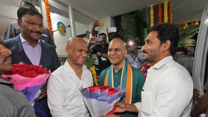 శ్రీవారికి పట్టు వస్త్రాలు సమర్పించిన సీఎం జగన్