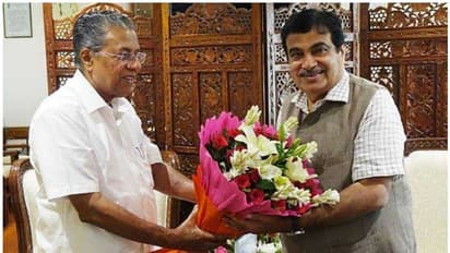 'ബുള്ഡോസര് കയറ്റിയാലേ പഠിക്കൂ?', മുഖ്യമന്ത്രി ഇരിക്കുമ്പോൾ ഉദ്യോഗസ്ഥരെ ശകാരിച്ച് ഗഡ്കരി