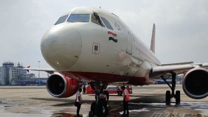 ടെക്നിക്കല് തകരാറ് പിന്നാലെ കോക്പിറ്റ് ഗ്ലാസില് തേനീച്ച; മണിക്കൂറുകള് വൈകി വിമാനം