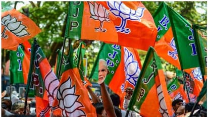 ಹಾರ, ತುರಾಯಿಯೊಂದಿಗೆ ಬಂದ ಬಿಜೆಪಿ ಕಾರ್ಯಕರ್ತರು ಅಳ್ತಾ ಹೋದ್ರು..!