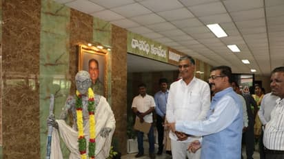 వేస్ట్ పేపర్ తో గాంధీ విగ్రహం: ఆవిష్కరించిన మంత్రి హరీష్ రావు