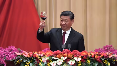 Around 2000 students welcome Chinese President wearing Xi's masks