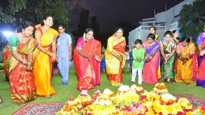 బతుకమ్మ వేడుకల్లో పాల్గొన్న తెలంగాణ గవర్నర్ తమిళిసై