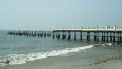 കോഴിക്കോട് ബീച്ചിലെ കടല്പ്പാലം പൊളിഞ്ഞു വീണു: 13 പേര്ക്ക് പരിക്ക്