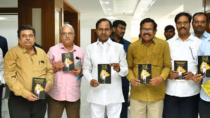 జ్వలితదీక్ష నవలను ఆవిష్కరించిన కేసీఆర్