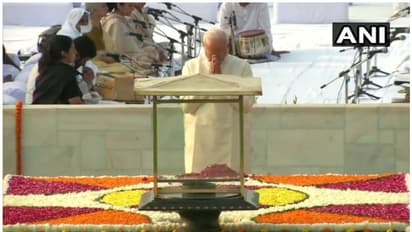महात्‍मा गांधी की 150वीं जयंती: प्रधानमंत्री नरेन्द्र मोदी ने राजघाट पहुंच कर श्रद्धांजलि, सोनिया ने भी किए श्रद्धासुमन अर्पित