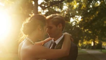 నిజమైన ప్రేమ... ప్రియురాలు చనిపోయినా.. ఆమె మృతదేహంతో...