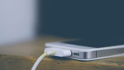 மக்களே உஷார்.. சார்ஜ் போட்ட செல்போன் வெடித்தது.. கல்லூரி மாணவர் உடல் கருகி பரிதாபமாக உயிரிழப்பு.!