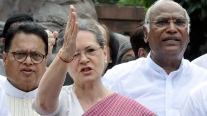 अब कांग्रेस के लिए मुसीबत बना 370, मुद्दा बना पार्टी से अलविदा कह रहे हैं नेता