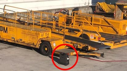 വിമാനത്തിലിരുന്ന് ജനലിലൂടെ നോക്കിയപ്പോള് ബാഗ് ദേ പുറത്ത്; പറഞ്ഞിട്ടും ജീവനക്കാര് കേട്ടില്ലെന്ന് യാത്രക്കാരന്റെ പരാതി