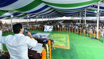 కరపలో తొలి గ్రామ సచివాలయాన్ని ప్రారంభించిన సీఎం జగన్ (ఫోటోలు)