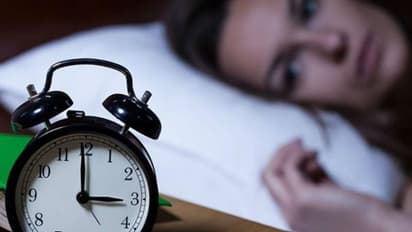 কাজের চাপে নিয়মিত কমছে ঘুমের সময়, বাড়তে পারে এই মারাত্মক সমস্যাগুলি