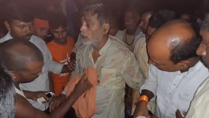 പ്രളയബാധിതരെ കാണാനെത്തിയ ബിജെപി എംപി നദിയില്‍ വീണു, രക്ഷകരായത് നാട്ടുകാര്‍