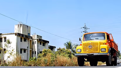 വില്ലേജ് ഓഫീസറുടെ വീട്ടില്‍ ആത്മഹത്യാഭീഷണിയുമായി ടിപ്പര്‍ ലോറി ഉടമയും ഭാര്യയും!