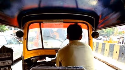 കുതിച്ചെത്തി ഓട്ടോ, പിടിച്ചു നിര്‍ത്താന്‍ ശ്രമിച്ച് മനുഷ്യന്‍; അമ്പരപ്പിക്കും ദൃശ്യങ്ങളുമായി പൊലീസ്!