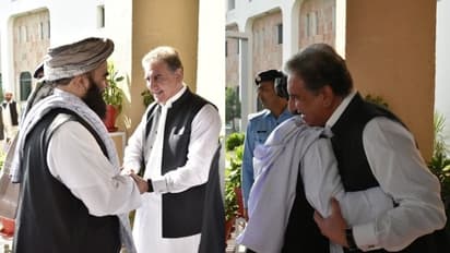 താലിബാൻ നേതാവിനെ ചിരിച്ചും കെട്ടിപ്പിടിച്ചും സ്വാഗതം ചെയ്ത് പാക് വിദേശകാര്യ മന്ത്രിയും ഐഎസ്ഐ തലവനും