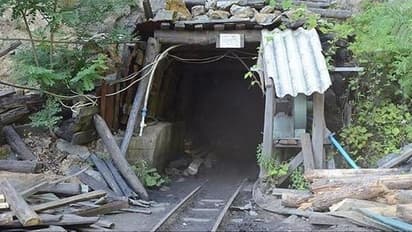 സ്വർണ്ണം കുഴിച്ചെടുക്കുന്നതിനിടെ ഖനി തകർന്ന് 22 പേർ മരിച്ചു