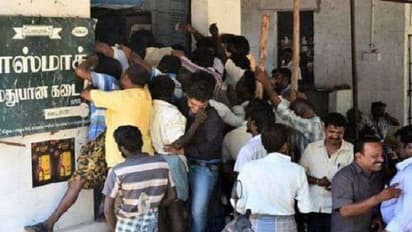 குடிமகன்களால் நிகழ்ந்த சாதனை. கடைசி மூன்றுநாள் மூக்குபிடிக்க அடித்த சரக்கு..!!  அரசு கல்லாவுக்கு 455 கோடி வரவு ..!!