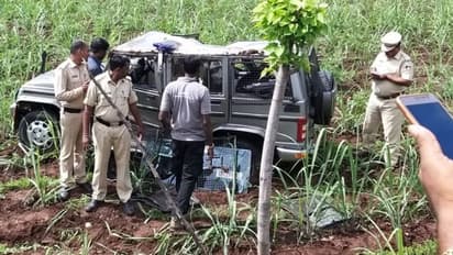 ಸಿಎಂ ಬೆಂಗಾವಲು ವಾಹನ ಪಲ್ಟಿ : ಮೂವರಿಗೆ ಗಾಯ