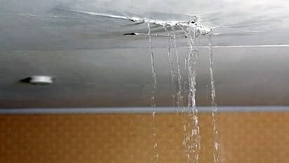 ಸೋರುತ್ತಿದೆ ಗುರುಮಠಕಲ್ ಉಪ ತಹಸೀಲ್ದಾರ್ ಕಚೇರಿ ಮಾಳಿಗೆ!