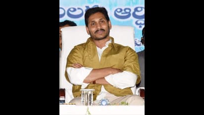 ఆటో యజమానులకు వరం.. జగన్ చిత్రపటానికి పాలాభిషేకం...