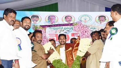 మీ బాధలు విన్నా, ఇచ్చిన మాటకు కట్టుబడ్డా: వాహన మిత్ర పథకాన్ని ప్రారంభించిన సీఎం జగన్