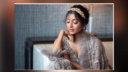 নিরাভরণ শরীরে বিভাজিকা ঢাকলেন হিরের নেকলেসে, বোতাম খোলা শার্টে যেন আগুনে কন্যা পাওলি