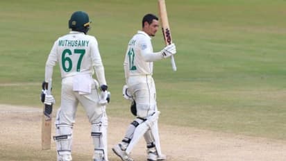 అభిమాని అత్యుత్సాహం.. రాంచీ టెస్టుకి అంతరాయం.. ఫ్యాన్ చెప్పుతో డికాక్..