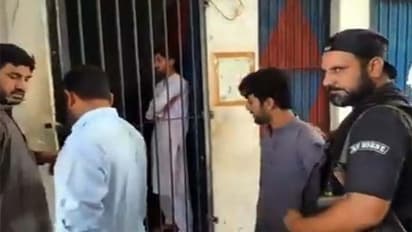 क्या स्टाइलिश दाढ़ी काटना जुर्म? पाकिस्तान में नाइयों के खिलाफ दर्ज हुआ मामला