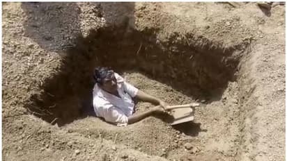 ഭൂരേഖകള് അധികൃതര് നല്കുന്നില്ല; സ്വയം ശവക്കുഴി എടുത്ത് കര്ഷകന്