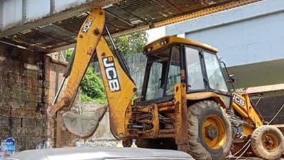 5 പേരിലധികം പേര്‍ ചേര്‍ന്ന് ഉയര്‍ത്താവുന്ന ലക്ഷങ്ങള്‍ മണ്ണുമാന്തിയുടെ കൈ 'പുഷ്പം' പോലെ മോഷ്ടിച്ച് അജ്ഞാതര്‍