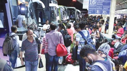 ಊರಿಗೆ ಹೊರಟ ಜನ : ವಿಪರೀತ ಟ್ರಾಫಿಕ್‌ ಜಾಮ್‌!