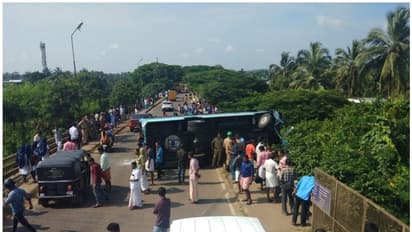 കുറ്റിപ്പുറത്ത് ബസ് റെയിൽപ്പാലത്തിന് മുകളിൽ തല കീഴായി മറിഞ്ഞു, ഒഴിവായത് വൻ ദുരന്തം