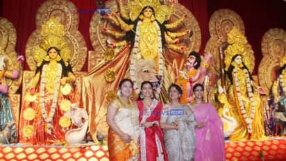 পুজোর মাতল বলিউড, পঞ্চমী থেকেই মুখার্জি বাড়ি সরগরম, দেখুন অন্দরমহলের কিছু ছবি