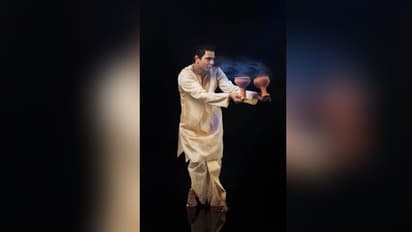 অষ্টমীর অঞ্জলিতে মেয়েদের শাড়ি, তবে কেন পিছিয়ে থাকবে ছেলেরা, জেনে নিন ধুতির খুটিনাটি