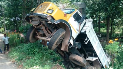 പാറ കയറ്റിവന്ന ടിപ്പർ നിയന്ത്രണം വിട്ട് മറിഞ്ഞു