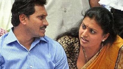 సీరియస్ చర్చ: రోజాను తల నిమిరి ఊరడించిన వైఎస్ జగన్