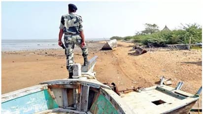 कच्छ के पास दो मछली पकड़ने वाली पाकिस्तानी नौकाएं जब्त