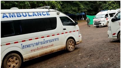 నిద్రిస్తున్న ప్రయాణికులపై దూసుకెళ్లిన బస్సు... ఏడుగురు మృతి