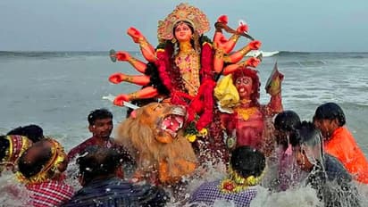আজ দশমীতে শহরজুড়ে ১৮০০ প্রতিমার বিসর্জন, জেনে নিন রুটগুলি