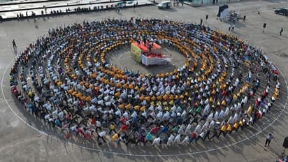 ಮೈಸೂರು ದಸರಾ: ಅರಮನೆಯಲ್ಲಿ ಯೋಗ ಸರಪಳಿ