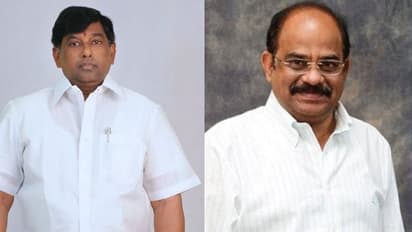 పవన్కు ఒకే రోజు రెండు షాక్లు: పార్టీని వీడిన ఇద్దరు కీలక నేతలు