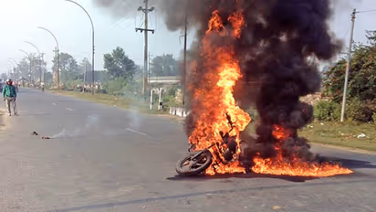 ಯುವತಿಯ ಚುಡಾಯಿಸಿದ್ದಕ್ಕೆ ಕಪಾಳ ಮೋಕ್ಷ, ಸೇಡು ತೀರಿಸಲು ಬೈಕ್ಗೆ ಬೆಂಕಿ ಹಚ್ಚಿ ರಂಪಾಟ!