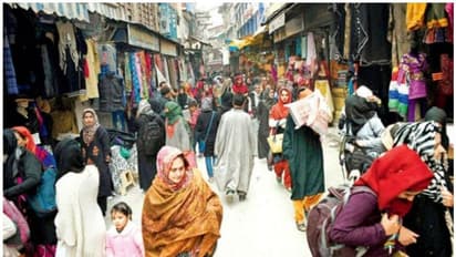 पटरी पर लौटती जिंदगी, 63वें दिन बाजार में दिखी रौनक; ऐसा रहा घाटी का माहौल