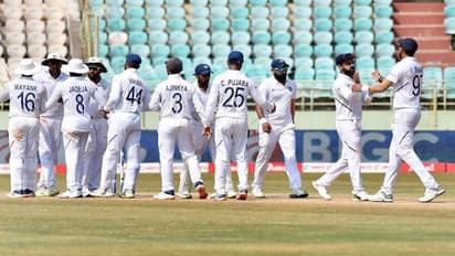 సిక్స్ ల మోత: విశాఖ టెస్టులో రికార్డులే రికార్డులు