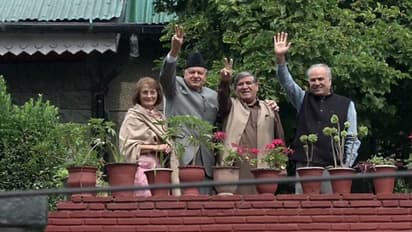 দু'মাস পর স্ত্রীর সঙ্গে দেখা ফারুকের, দলীয় নেতাদের নিয়ে সেলফি তুললেন ওমর